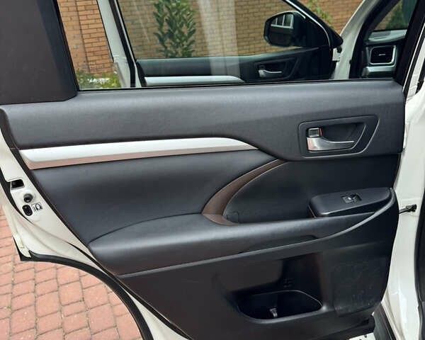 Белый Тойота Хайлендер, объемом двигателя 3.46 л и пробегом 245 тыс. км за 23500 $, фото 28 на Automoto.ua