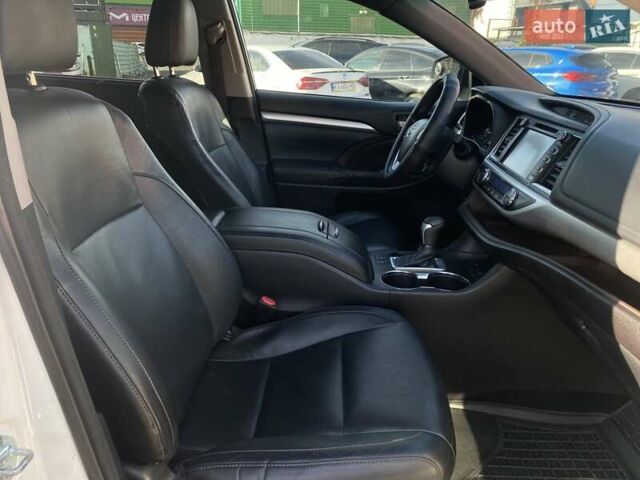 Белый Тойота Хайлендер, объемом двигателя 3.5 л и пробегом 252 тыс. км за 20990 $, фото 16 на Automoto.ua