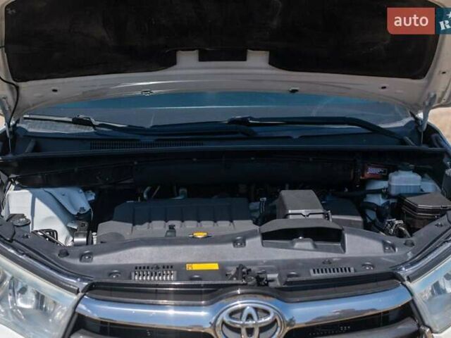 Белый Тойота Хайлендер, объемом двигателя 3.5 л и пробегом 392 тыс. км за 19500 $, фото 4 на Automoto.ua