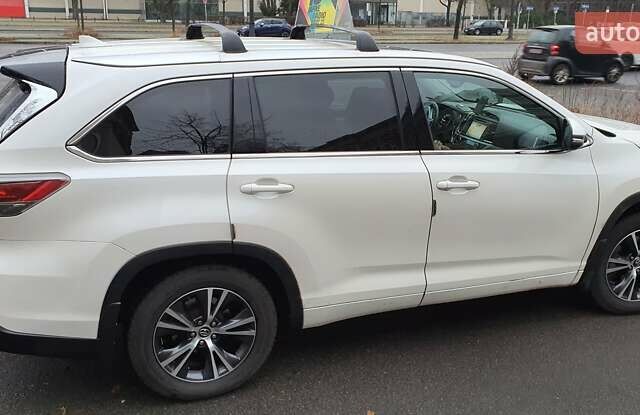 Белый Тойота Хайлендер, объемом двигателя 3.55 л и пробегом 220 тыс. км за 20515 $, фото 8 на Automoto.ua