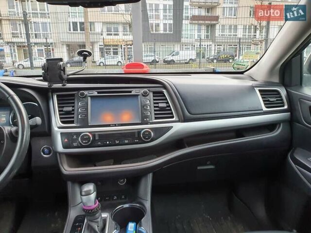 Белый Тойота Хайлендер, объемом двигателя 3.55 л и пробегом 220 тыс. км за 20515 $, фото 6 на Automoto.ua