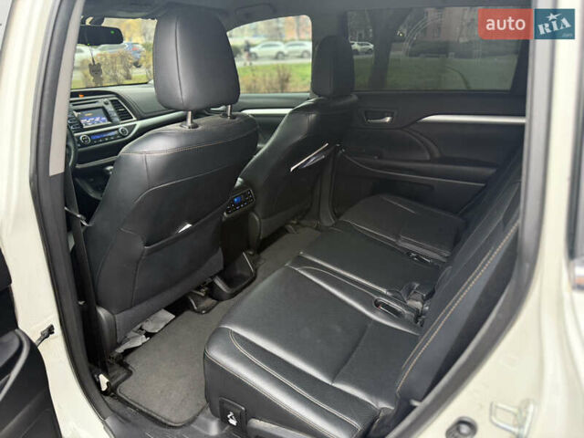 Белый Тойота Хайлендер, объемом двигателя 2.67 л и пробегом 152 тыс. км за 22800 $, фото 28 на Automoto.ua