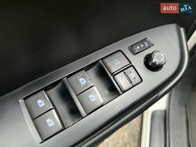 Белый Тойота Хайлендер, объемом двигателя 2.67 л и пробегом 152 тыс. км за 22800 $, фото 21 на Automoto.ua