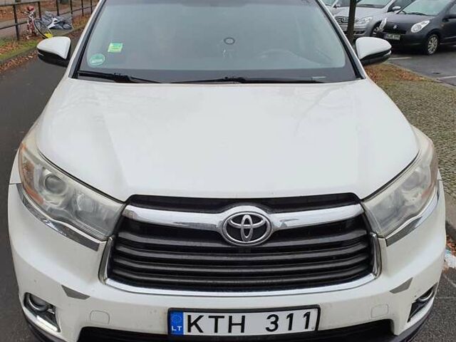 Белый Тойота Хайлендер, объемом двигателя 3.55 л и пробегом 220 тыс. км за 20515 $, фото 2 на Automoto.ua