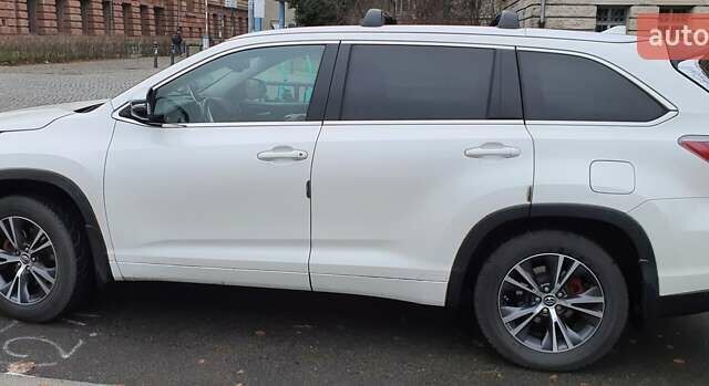 Белый Тойота Хайлендер, объемом двигателя 3.55 л и пробегом 220 тыс. км за 20515 $, фото 7 на Automoto.ua