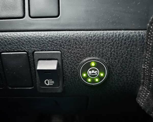 Белый Тойота Хайлендер, объемом двигателя 3.55 л и пробегом 220 тыс. км за 20515 $, фото 1 на Automoto.ua