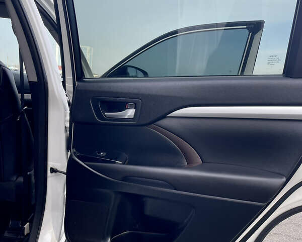 Белый Тойота Хайлендер, объемом двигателя 2.67 л и пробегом 180 тыс. км за 18995 $, фото 33 на Automoto.ua