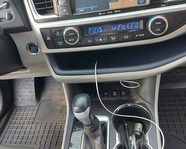 Белый Тойота Хайлендер, объемом двигателя 3.5 л и пробегом 135 тыс. км за 26400 $, фото 4 на Automoto.ua