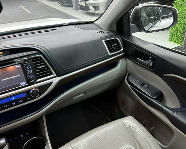 Белый Тойота Хайлендер, объемом двигателя 3.5 л и пробегом 145 тыс. км за 24800 $, фото 9 на Automoto.ua