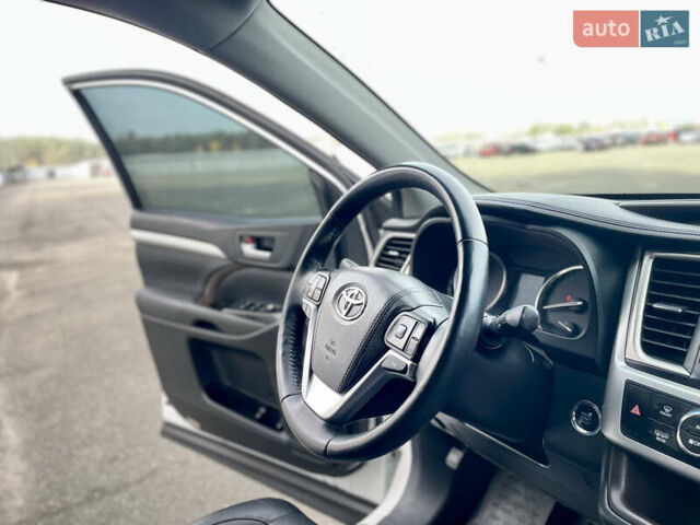 Белый Тойота Хайлендер, объемом двигателя 2.67 л и пробегом 180 тыс. км за 18995 $, фото 27 на Automoto.ua