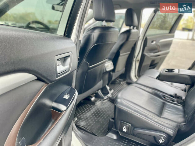 Белый Тойота Хайлендер, объемом двигателя 2.67 л и пробегом 180 тыс. км за 18995 $, фото 45 на Automoto.ua