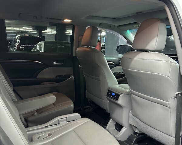 Белый Тойота Хайлендер, объемом двигателя 3.5 л и пробегом 145 тыс. км за 24800 $, фото 7 на Automoto.ua