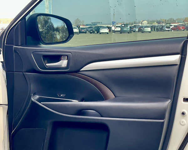 Белый Тойота Хайлендер, объемом двигателя 2.67 л и пробегом 180 тыс. км за 18995 $, фото 24 на Automoto.ua