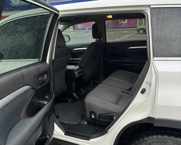 Тойота Хайлендер 2016 в Киеве на Automoto.ua Белый Тойота Хайлендер, объемом двигателя 2.67 л и пробегом 185 тыс. км за 18550 $, фото 16 на Automoto.ua
