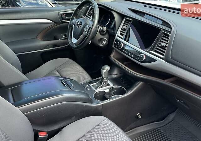 Белый Тойота Хайлендер, объемом двигателя 2.67 л и пробегом 136 тыс. км за 24700 $, фото 5 на Automoto.ua