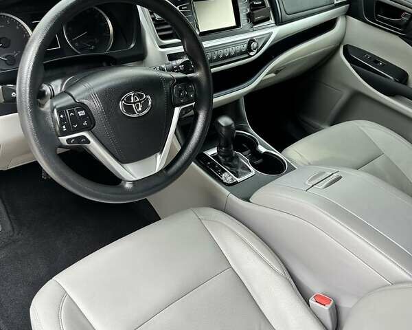 Білий Тойота Хайлендер, об'ємом двигуна 2.7 л та пробігом 115 тис. км за 31500 $, фото 4 на Automoto.ua