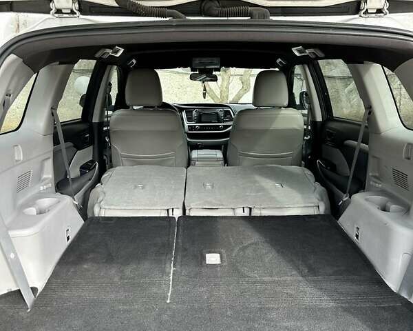 Білий Тойота Хайлендер, об'ємом двигуна 2.7 л та пробігом 115 тис. км за 31500 $, фото 6 на Automoto.ua