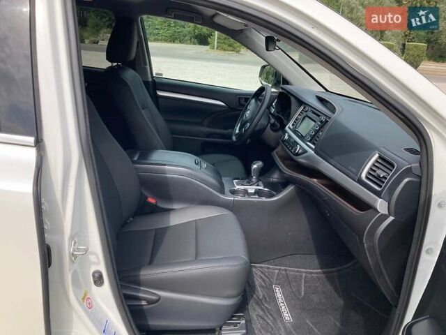 Белый Тойота Хайлендер, объемом двигателя 3.46 л и пробегом 22 тыс. км за 29500 $, фото 17 на Automoto.ua