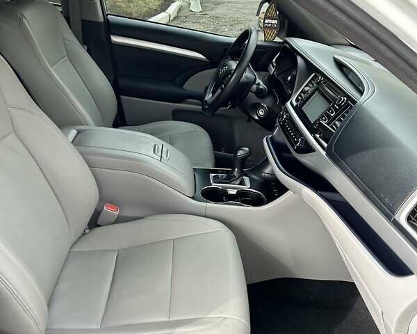 Білий Тойота Хайлендер, об'ємом двигуна 2.7 л та пробігом 115 тис. км за 31500 $, фото 7 на Automoto.ua