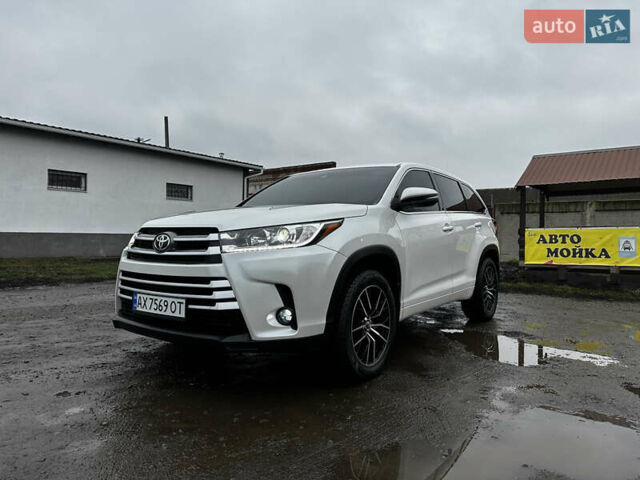 Белый Тойота Хайлендер, объемом двигателя 2.67 л и пробегом 113 тыс. км за 25000 $, фото 1 на Automoto.ua