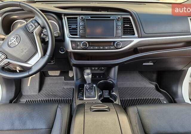 Белый Тойота Хайлендер, объемом двигателя 3.5 л и пробегом 13 тыс. км за 38500 $, фото 4 на Automoto.ua