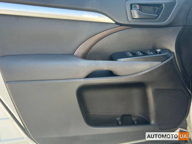 Білий Тойота Хайлендер, об'ємом двигуна 3.5 л та пробігом 60 тис. км за 31400 $, фото 6 на Automoto.ua