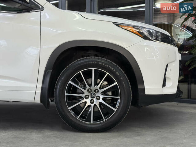 Белый Тойота Хайлендер, объемом двигателя 3.46 л и пробегом 74 тыс. км за 32900 $, фото 4 на Automoto.ua