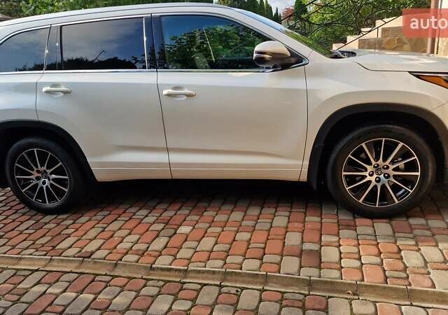 Белый Тойота Хайлендер, объемом двигателя 3.5 л и пробегом 13 тыс. км за 38500 $, фото 2 на Automoto.ua