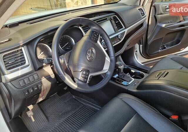 Белый Тойота Хайлендер, объемом двигателя 3.5 л и пробегом 13 тыс. км за 38500 $, фото 7 на Automoto.ua