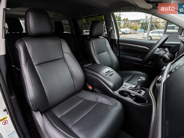 Белый Тойота Хайлендер, объемом двигателя 3.46 л и пробегом 26 тыс. км за 37950 $, фото 64 на Automoto.ua