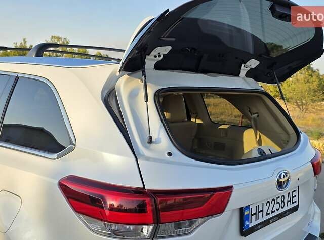 Білий Тойота Хайлендер, об'ємом двигуна 3.46 л та пробігом 98 тис. км за 35000 $, фото 17 на Automoto.ua