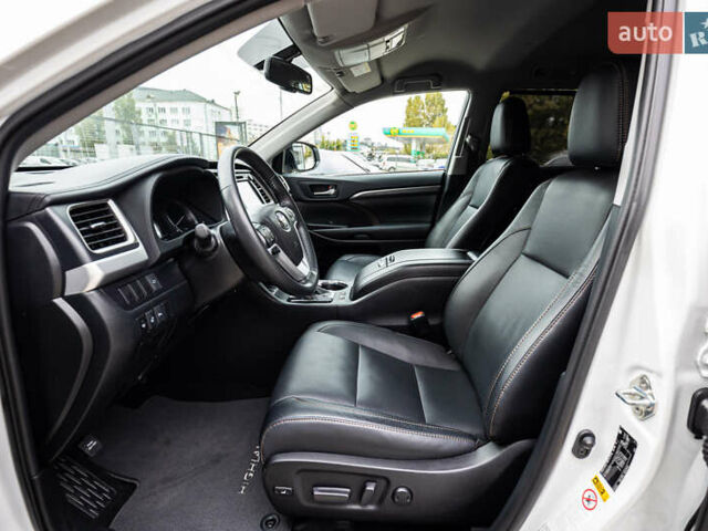 Белый Тойота Хайлендер, объемом двигателя 3.46 л и пробегом 26 тыс. км за 37950 $, фото 4 на Automoto.ua