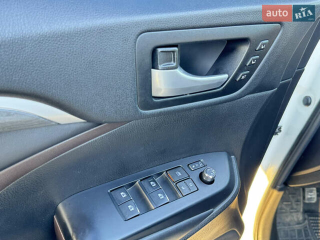 Белый Тойота Хайлендер, объемом двигателя 3.46 л и пробегом 149 тыс. км за 32700 $, фото 10 на Automoto.ua