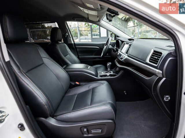 Белый Тойота Хайлендер, объемом двигателя 3.46 л и пробегом 26 тыс. км за 37950 $, фото 63 на Automoto.ua