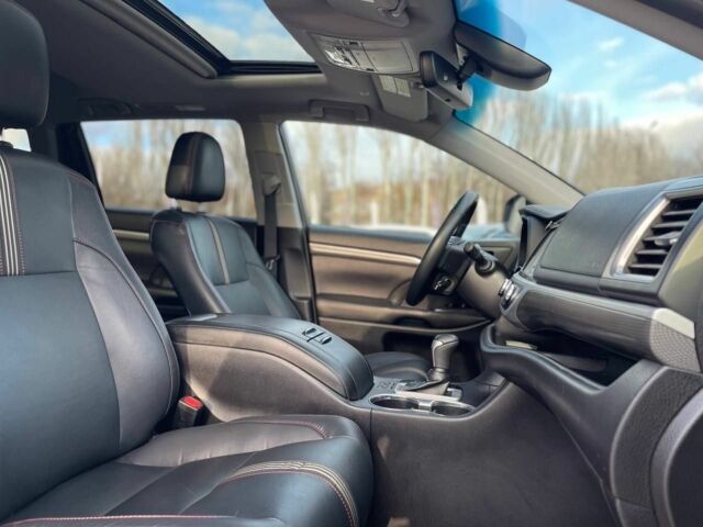 Белый Тойота Хайлендер, объемом двигателя 3.5 л и пробегом 125 тыс. км за 33600 $, фото 19 на Automoto.ua