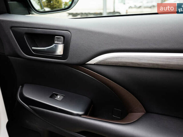 Белый Тойота Хайлендер, объемом двигателя 3.46 л и пробегом 26 тыс. км за 37950 $, фото 62 на Automoto.ua