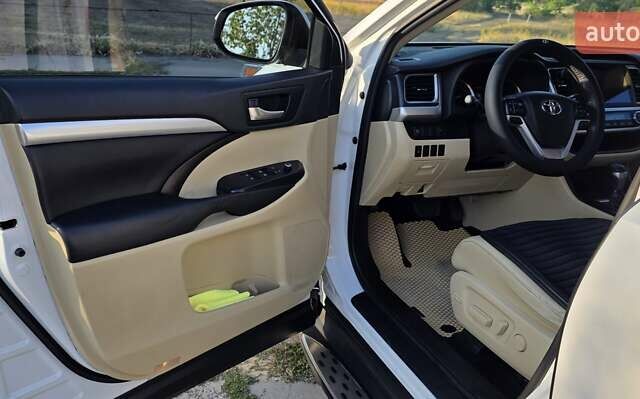 Білий Тойота Хайлендер, об'ємом двигуна 3.46 л та пробігом 98 тис. км за 35000 $, фото 11 на Automoto.ua