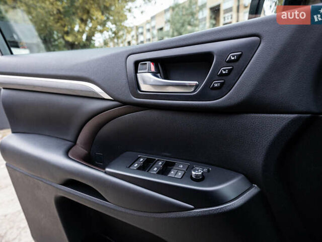 Белый Тойота Хайлендер, объемом двигателя 3.46 л и пробегом 26 тыс. км за 37950 $, фото 47 на Automoto.ua