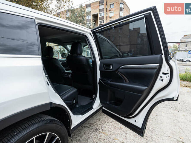 Белый Тойота Хайлендер, объемом двигателя 3.46 л и пробегом 26 тыс. км за 37950 $, фото 59 на Automoto.ua