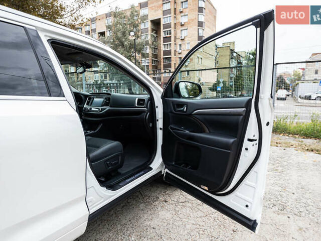 Белый Тойота Хайлендер, объемом двигателя 3.46 л и пробегом 26 тыс. км за 37950 $, фото 61 на Automoto.ua