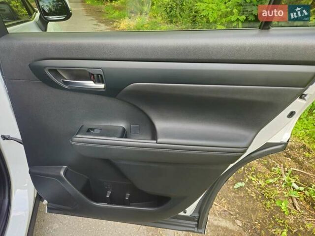 Белый Тойота Хайлендер, объемом двигателя 3.46 л и пробегом 93 тыс. км за 38000 $, фото 10 на Automoto.ua