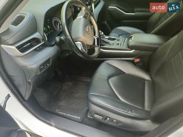 Белый Тойота Хайлендер, объемом двигателя 3.46 л и пробегом 93 тыс. км за 38000 $, фото 7 на Automoto.ua