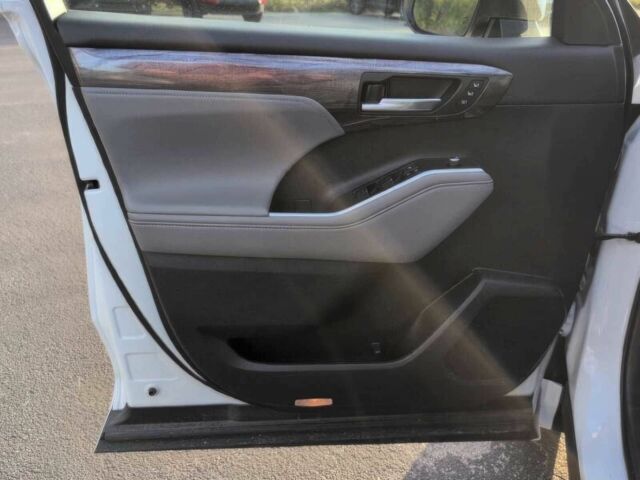 Тойота Хайлендер 2021 в Кривом Роге на Automoto.ua Белый Тойота Хайлендер, объемом двигателя 2.5 л и пробегом 21 тыс. км за 30100 $, фото 9 на Automoto.ua