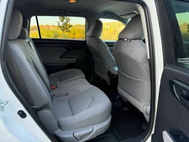 Білий Тойота Хайлендер, об'ємом двигуна 3.5 л та пробігом 33 тис. км за 13000 $, фото 8 на Automoto.ua