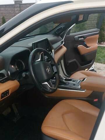 Білий Тойота Хайлендер, об'ємом двигуна 2.49 л та пробігом 20 тис. км за 62000 $, фото 5 на Automoto.ua