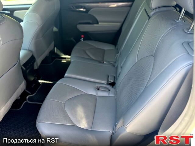 Белый Тойота Хайлендер, объемом двигателя 2.5 л и пробегом 41 тыс. км за 56500 $, фото 2 на Automoto.ua