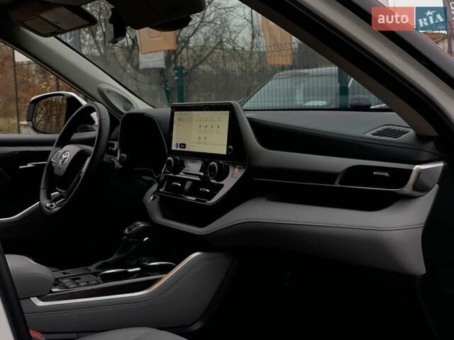 Белый Тойота Хайлендер, объемом двигателя 2.5 л и пробегом 13 тыс. км за 56999 $, фото 37 на Automoto.ua