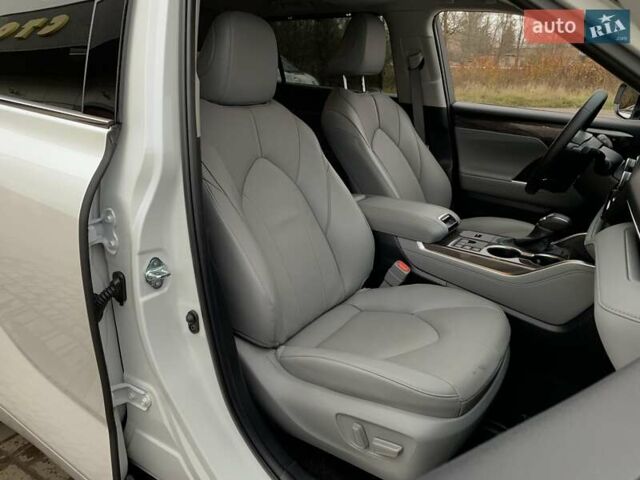 Белый Тойота Хайлендер, объемом двигателя 2.5 л и пробегом 13 тыс. км за 56999 $, фото 38 на Automoto.ua