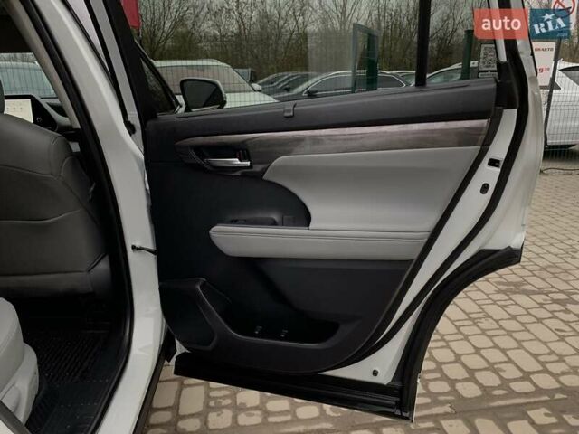 Белый Тойота Хайлендер, объемом двигателя 2.5 л и пробегом 13 тыс. км за 56999 $, фото 32 на Automoto.ua