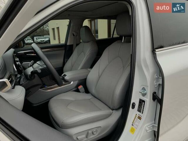 Белый Тойота Хайлендер, объемом двигателя 2.5 л и пробегом 13 тыс. км за 56999 $, фото 24 на Automoto.ua